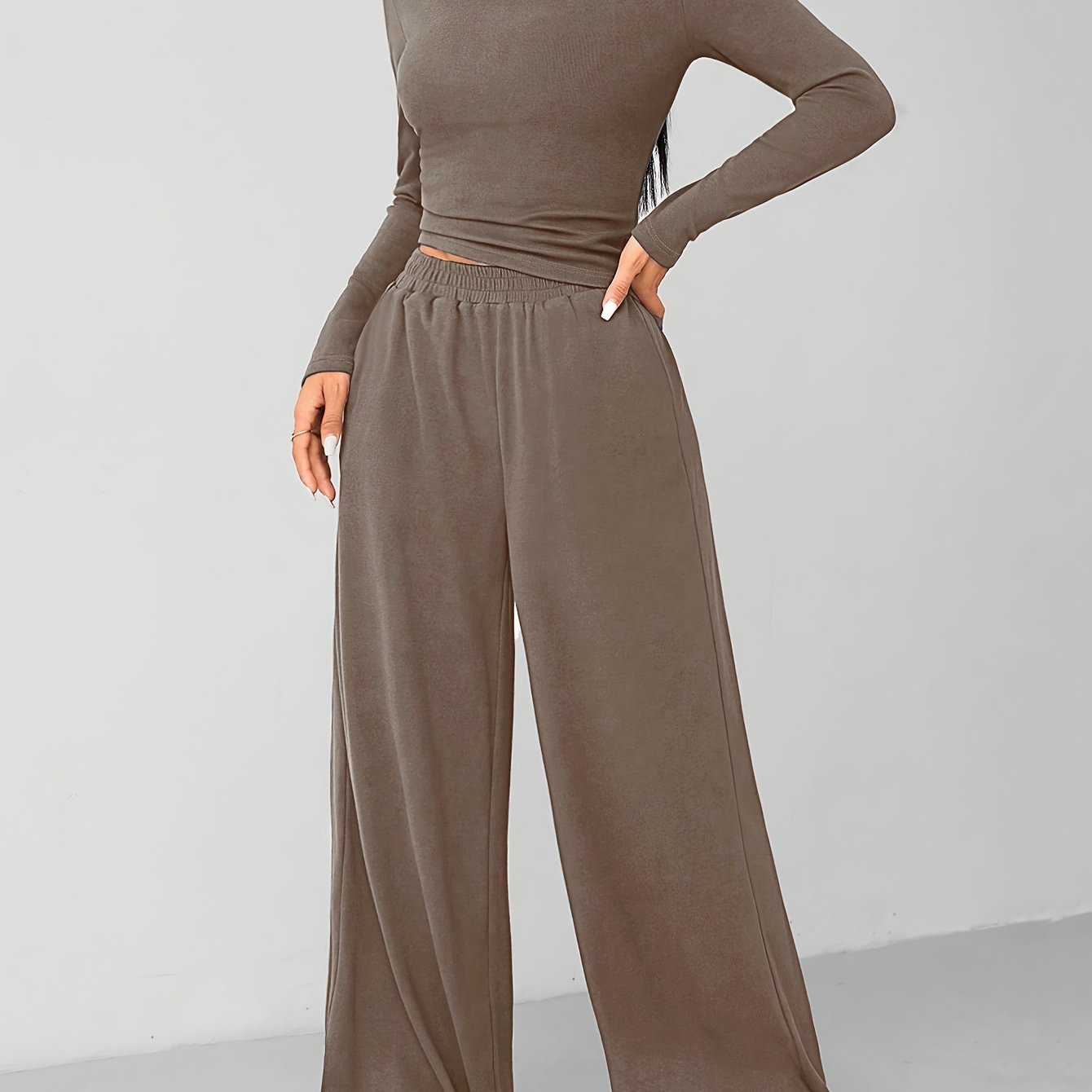 Conjunto de calças largas e corte descontraído para um look moderno e despojado em casa.