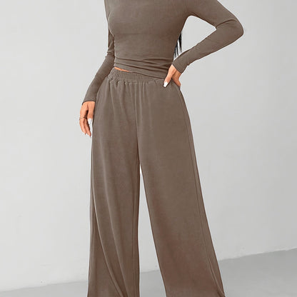 Conjunto de calças largas e corte descontraído para um look moderno e despojado em casa.