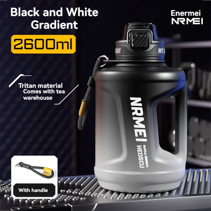 Garrafa de água NRMEI de 1,9 litros com marcador de tempo - Garrafa de hidratação de 1,9 litros livre de BPA, garrafa de água desportiva grande com palhinha e tampa, pega, adequada para campismo e ginásio.